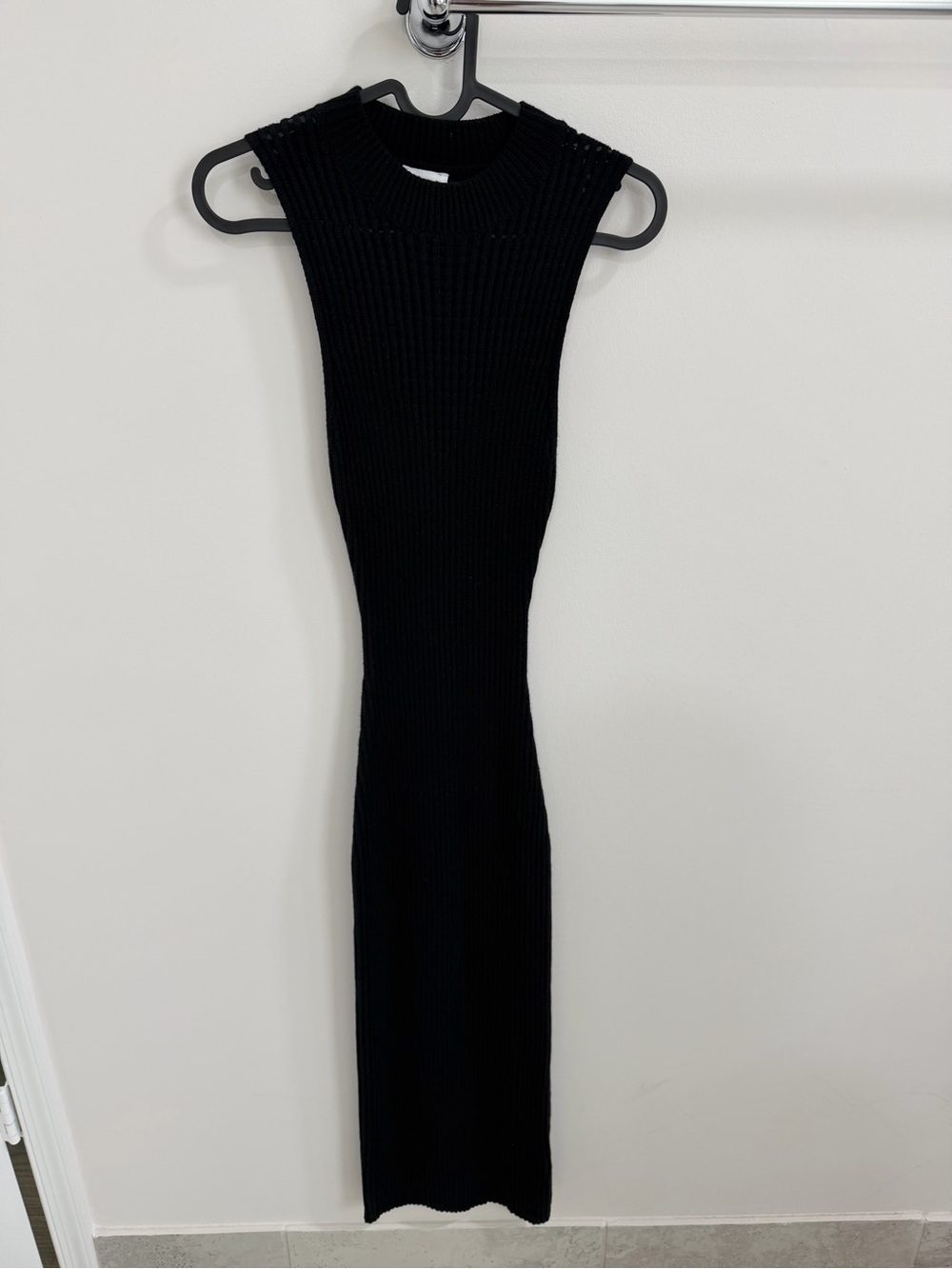 Le Lis Black Ribbed Sleeveless Midi Dress